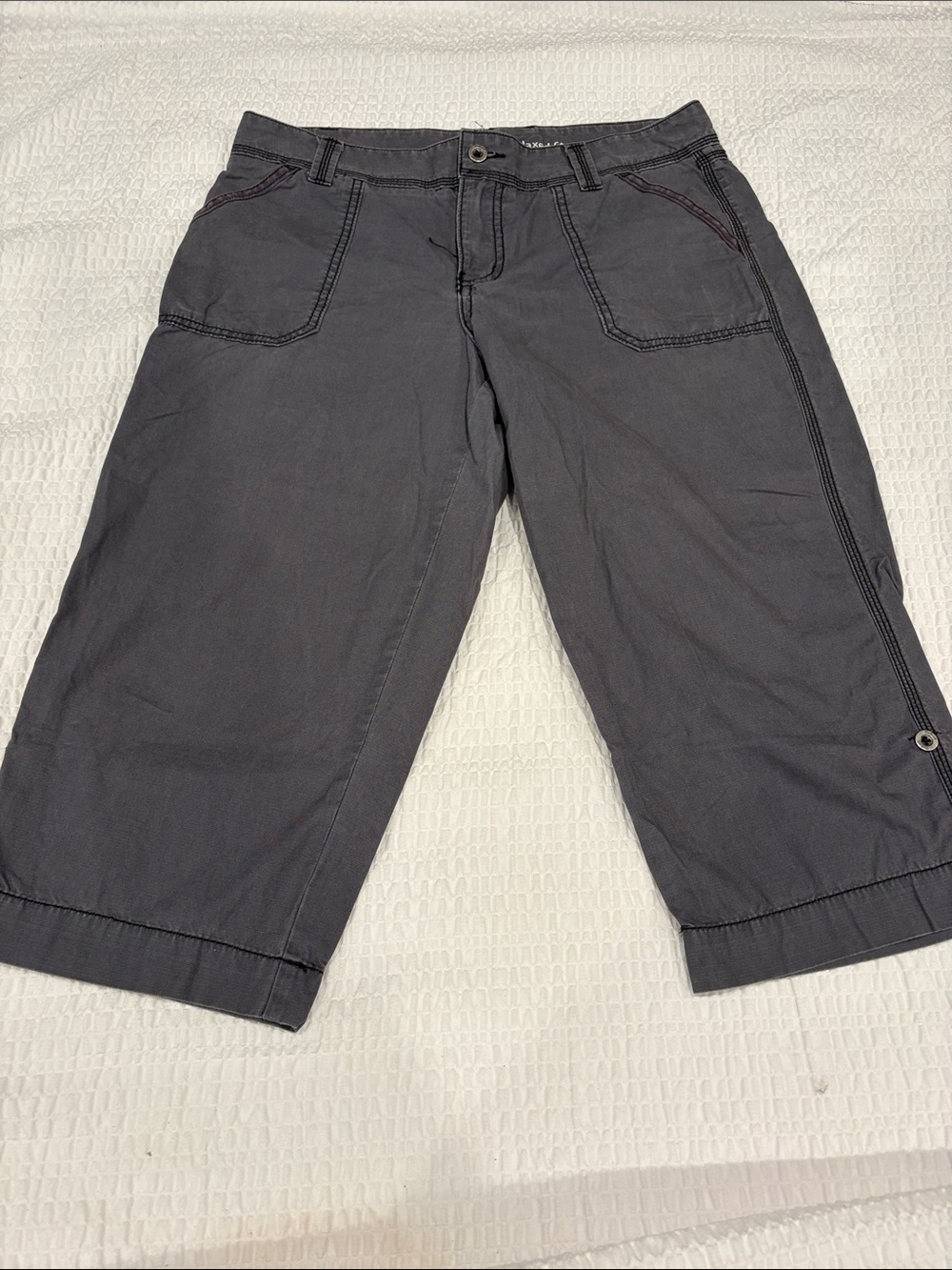 Carhartt Women’s Relaxed Fit Crop Pants with Button Cuff
Size 10 Relaxed Fit